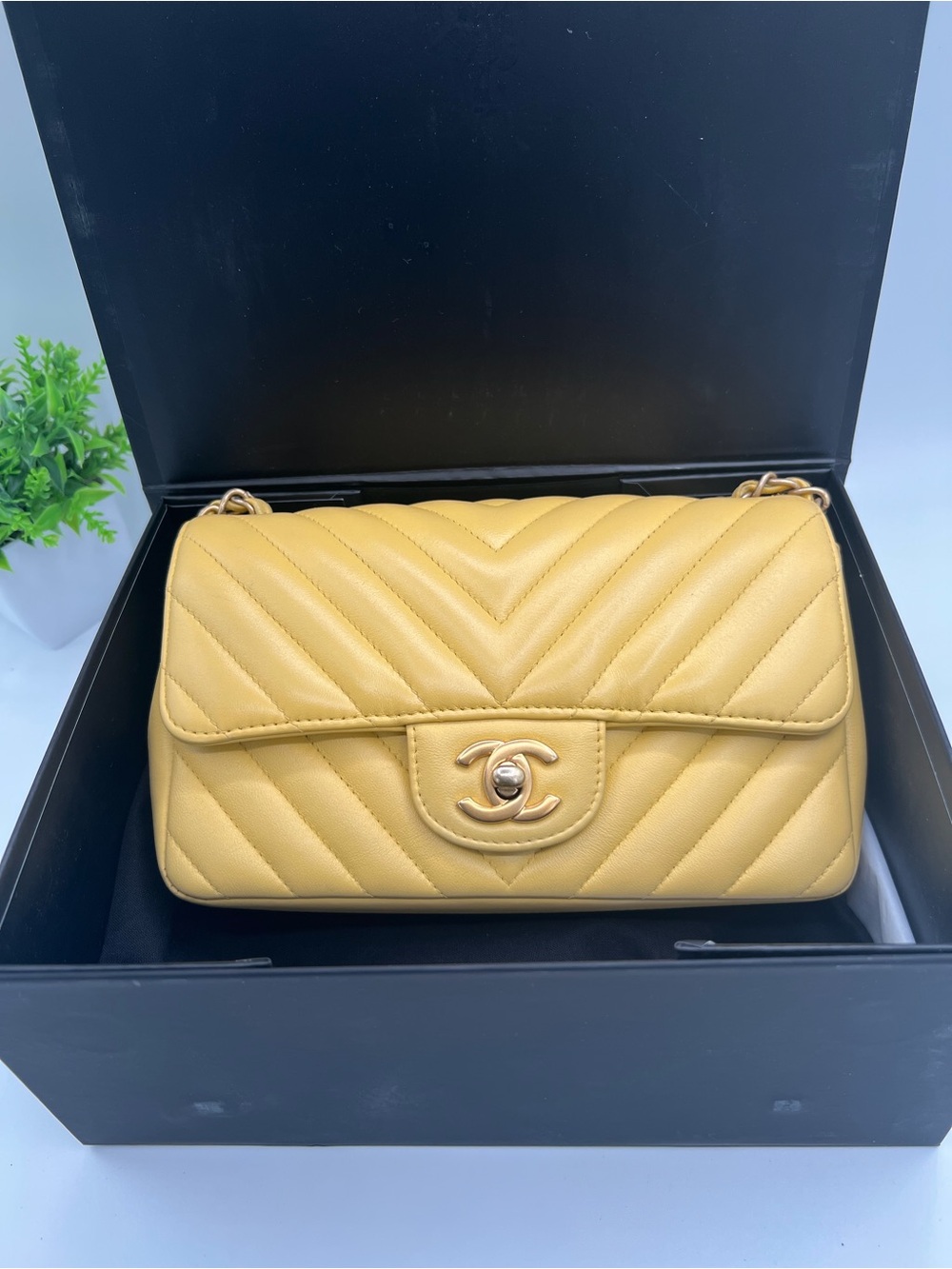 Chanel Chevron Quilted Lambskin Shoulder Bag in Yellow 🔥 - Picture 6 of 8